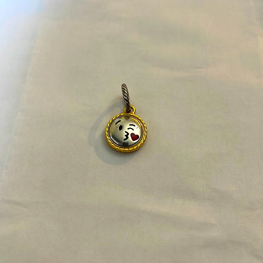 Brighton kissy emoji charm